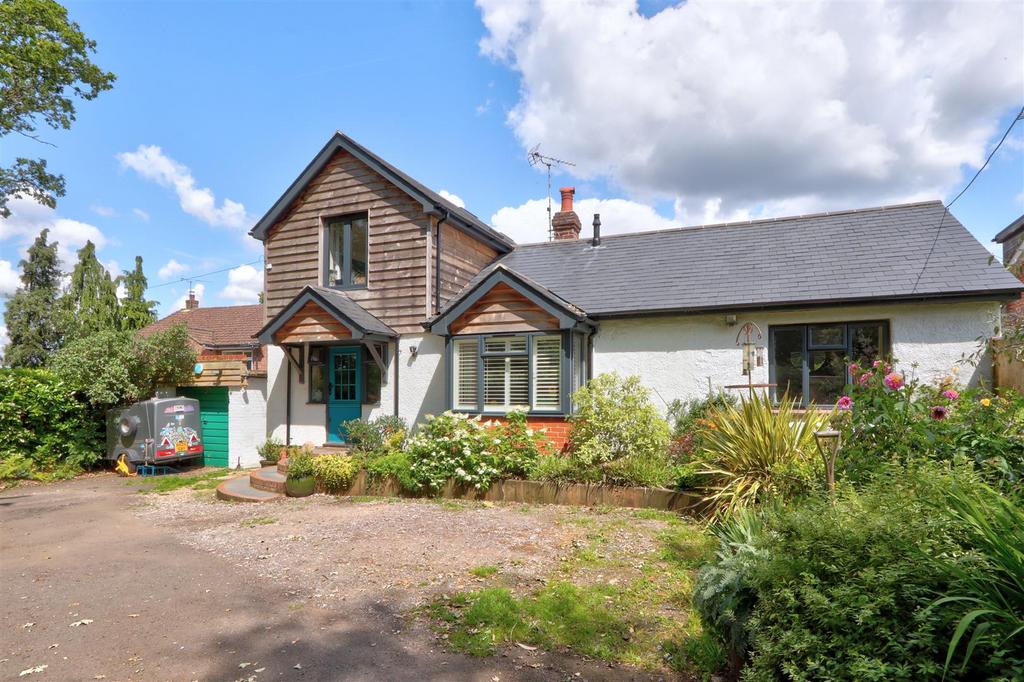 South Lane, Nomansland, Wiltshire 3 bed detached house for sale £550,000