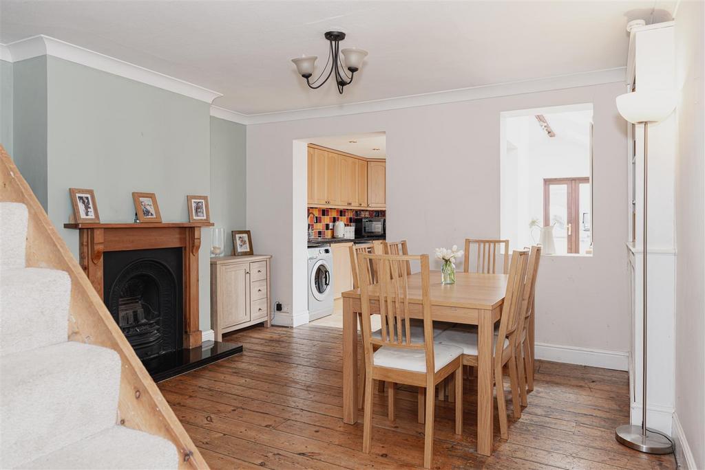 Diceland Road, Banstead 3 bed semidetached house £495,000