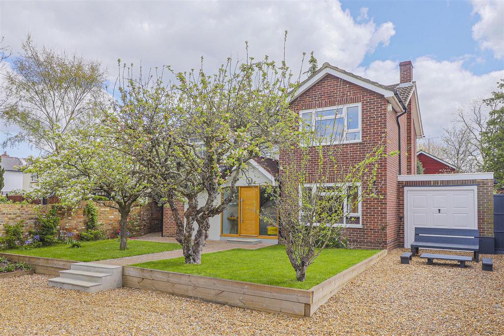High Road, Broxbourne, Hertfordshire 4 bed detached house to rent £