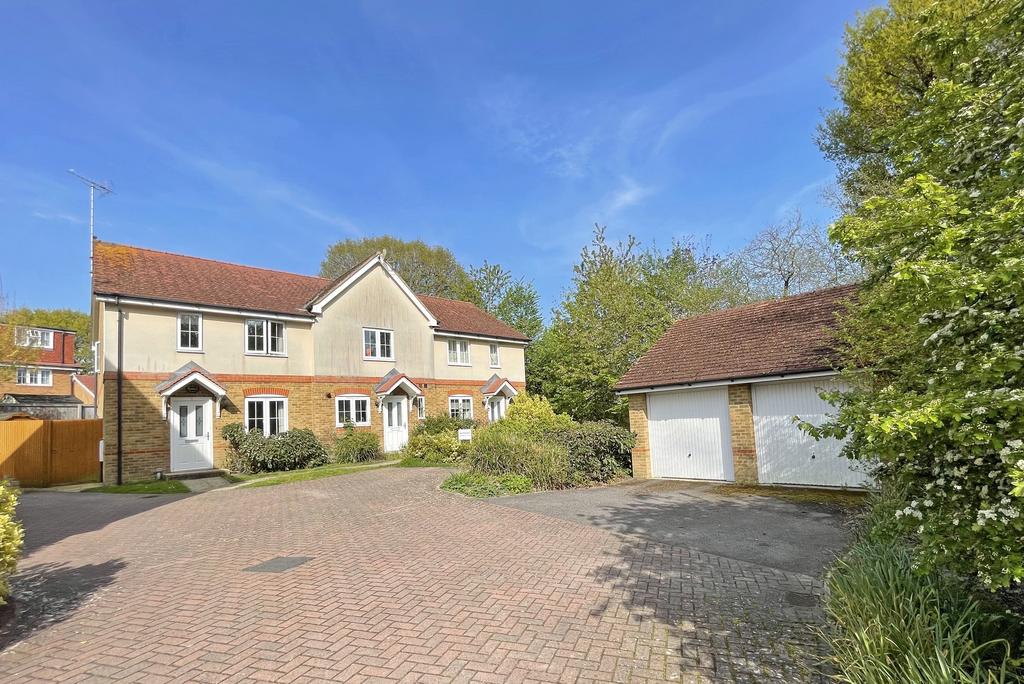 Fox Close, Hassocks, West Sussex BN6 8YG 3 bed semidetached house for