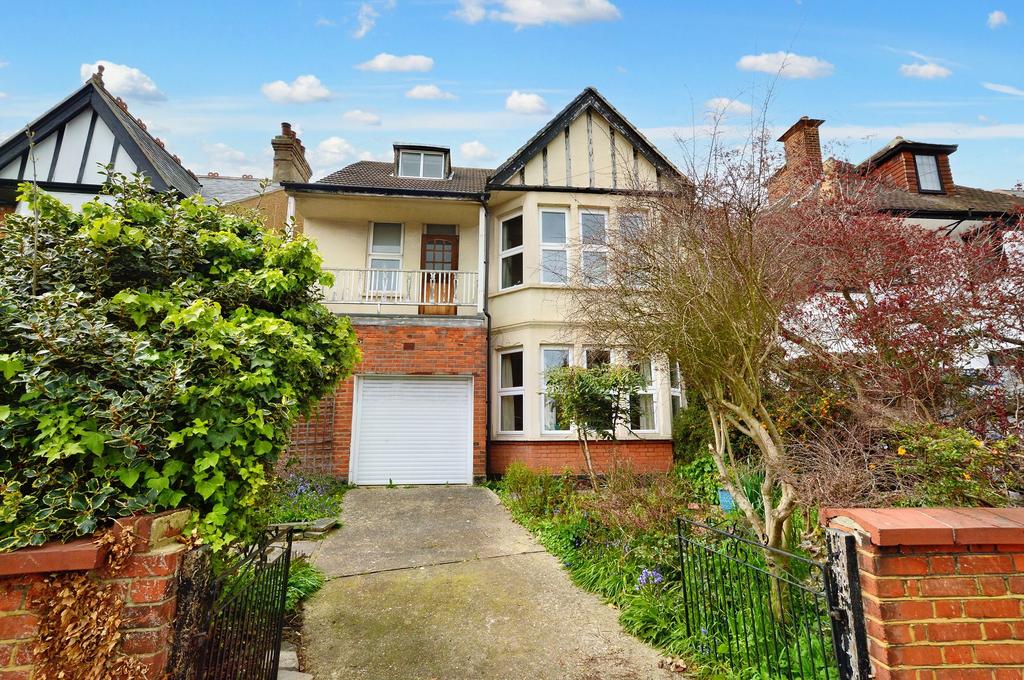 Cossington Road, WestcliffOnSea, SS0 5 bed detached house for sale £650,000