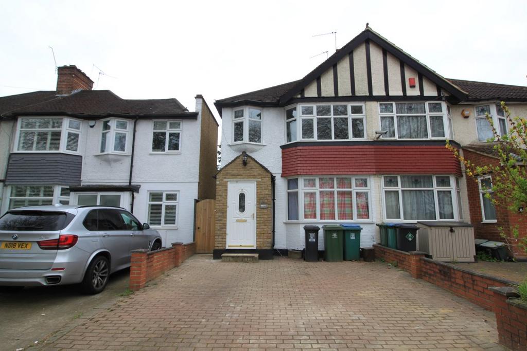 Bushey Mill Lane, North Watford 3 bed semidetached house £1,995 pcm