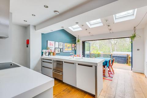 251 Fulwell Park Avenue, Twickenham, TW2 5HD