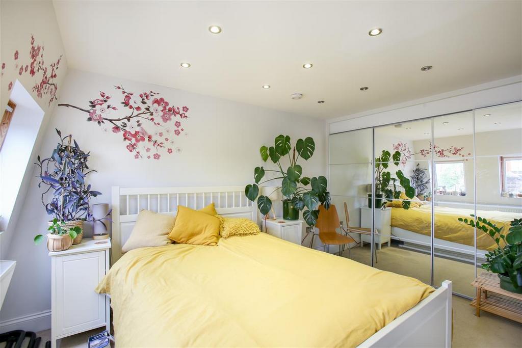 Whitehall Gardens, Acton, W3 3 bed flat for sale £625,000