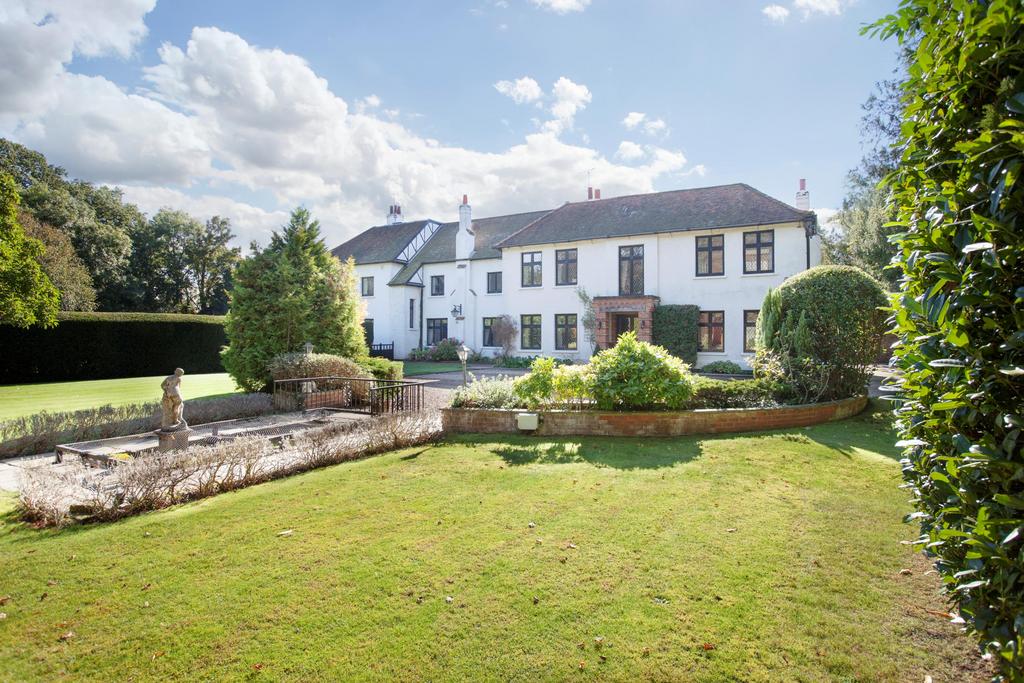 Jubilee Road, Littlewick Green, Berkshire, SL6 7 bed detached house for