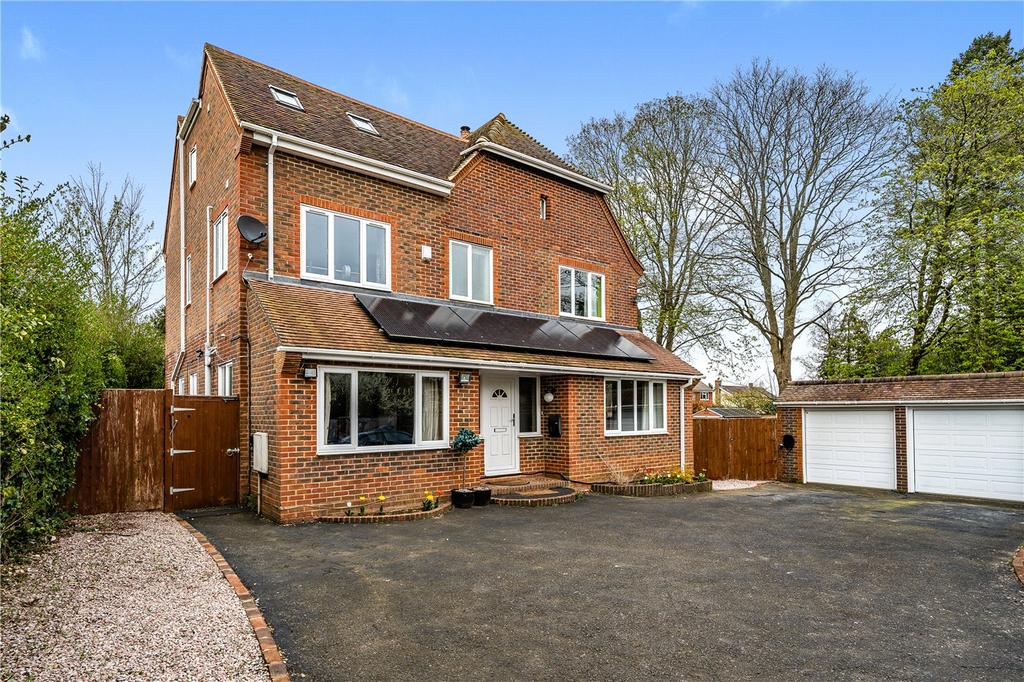 The Harrow Way, Basingstoke, Hampshire, RG22 5 bed detached house £
