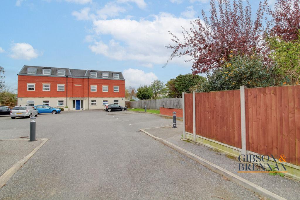 Saffron Drive, Wickford, SS11 2 bed apartment for sale £225,000