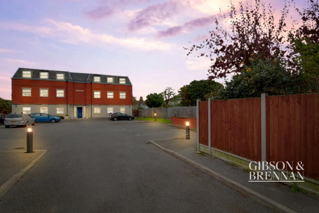 Saffron Drive, Wickford, SS11 2 bed apartment for sale £220,000