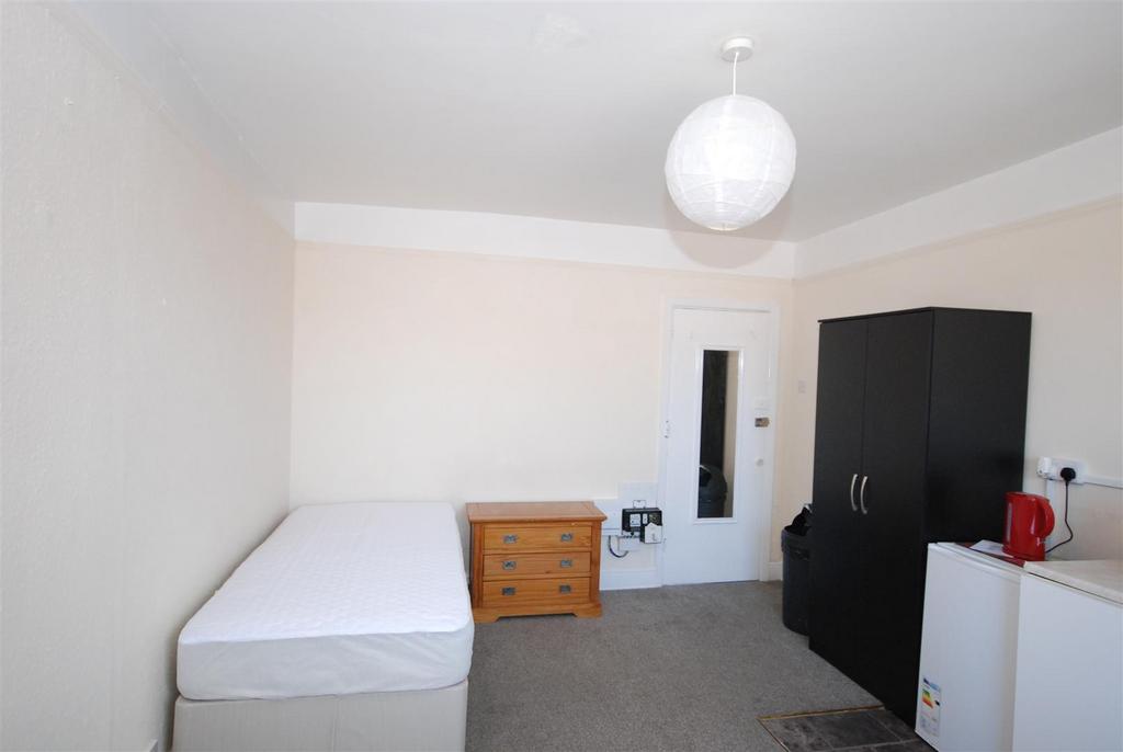 ASHBURTON RD, Southsea, Portsmouth 1 bed house £450 pcm (£104 pw)