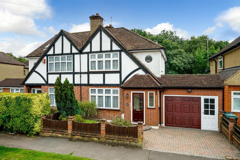 Frankland Road, Croxley Green... 3 bed semidetached house £2,000 pcm