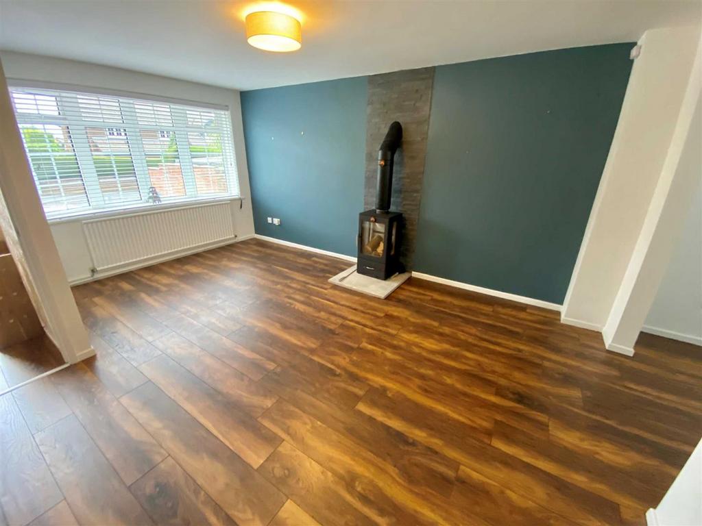 Burrington Drive, Trentham... 3 bed detached house £1,050 pcm (£242 pw)