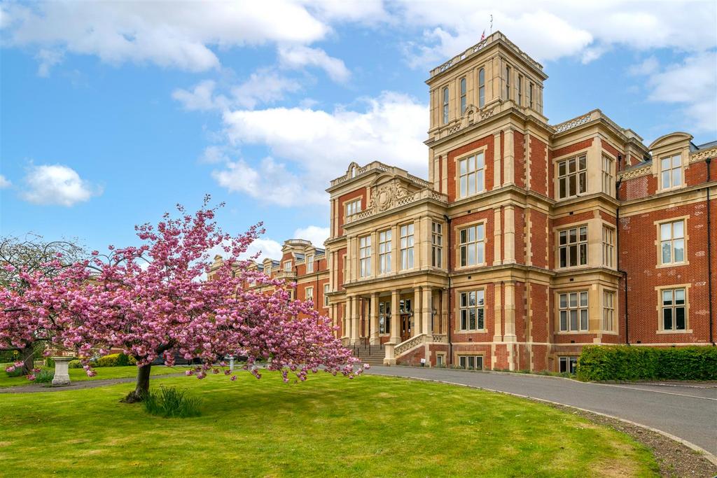 Royal Earlswood Park, Redhill 2 bed apartment for sale £475,000
