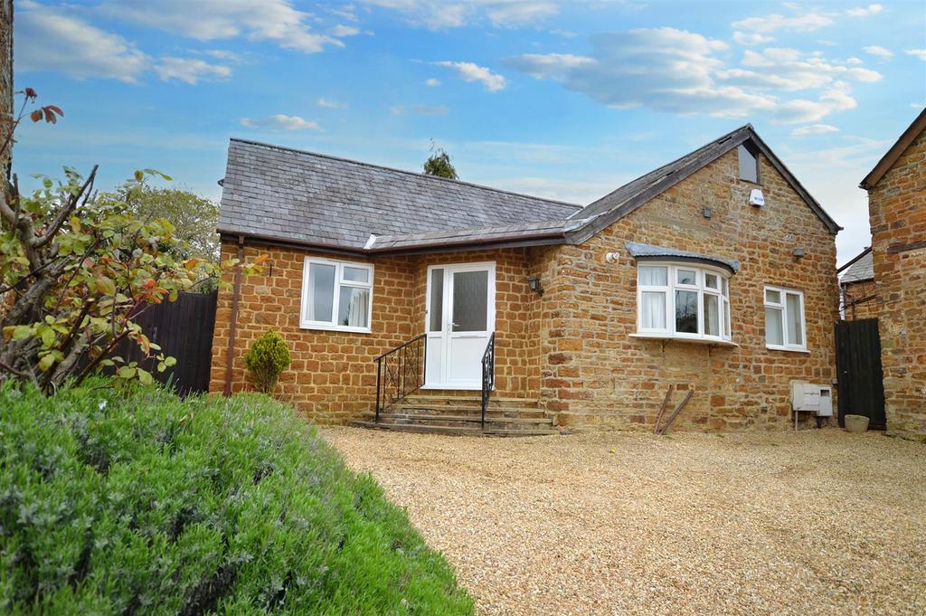 Brixworth, Northampton 2 bed detached bungalow to rent £1,100 pcm (£