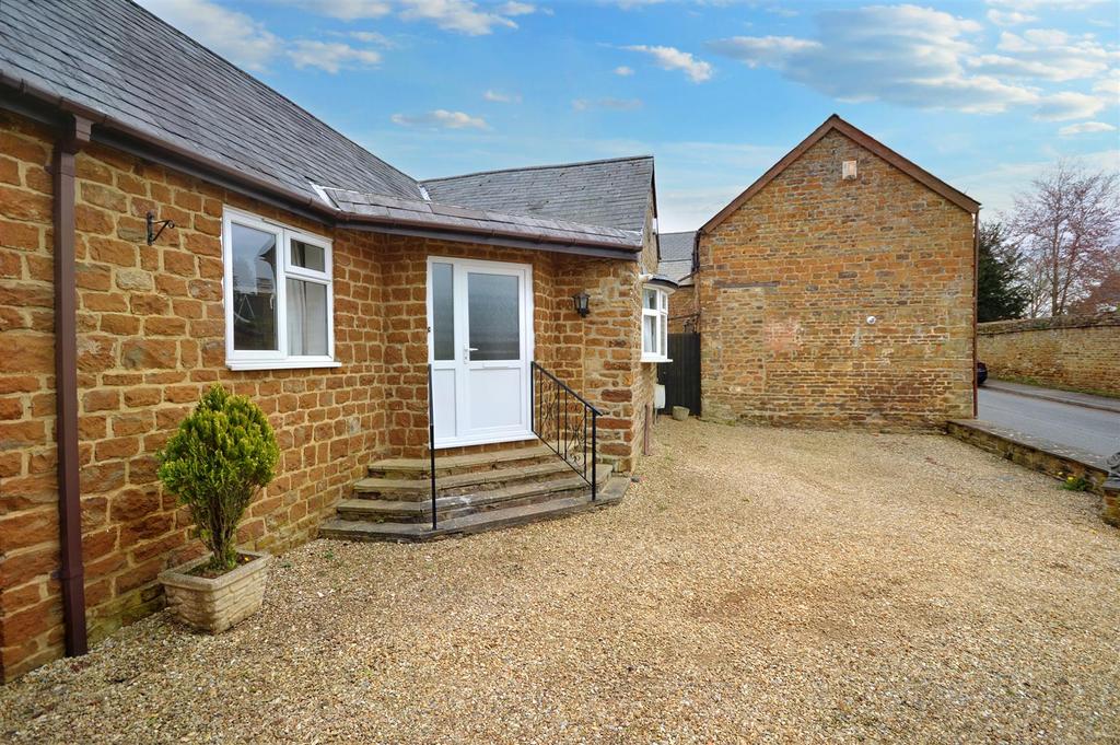 Brixworth, Northampton 2 bed detached bungalow £1,100 pcm (£254 pw)
