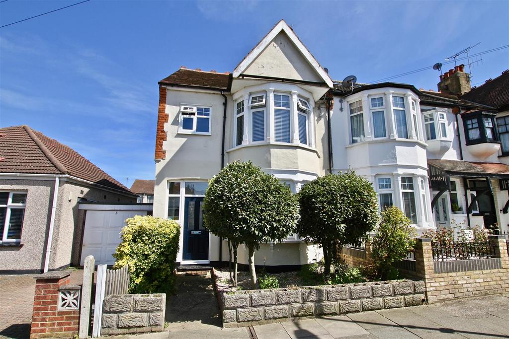 Leigh Hall Road, LeighOnSea 2 bed flat £1,200 pcm (£277 pw)