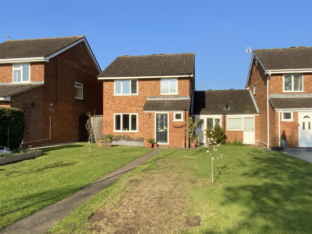Alexandra Drive, Newport Pagnell 3 bed link detached house for sale £