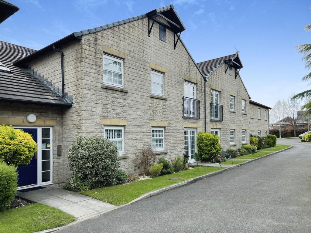 Redfield Croft, Leigh 2 bed apartment £800 pcm (£185 pw)