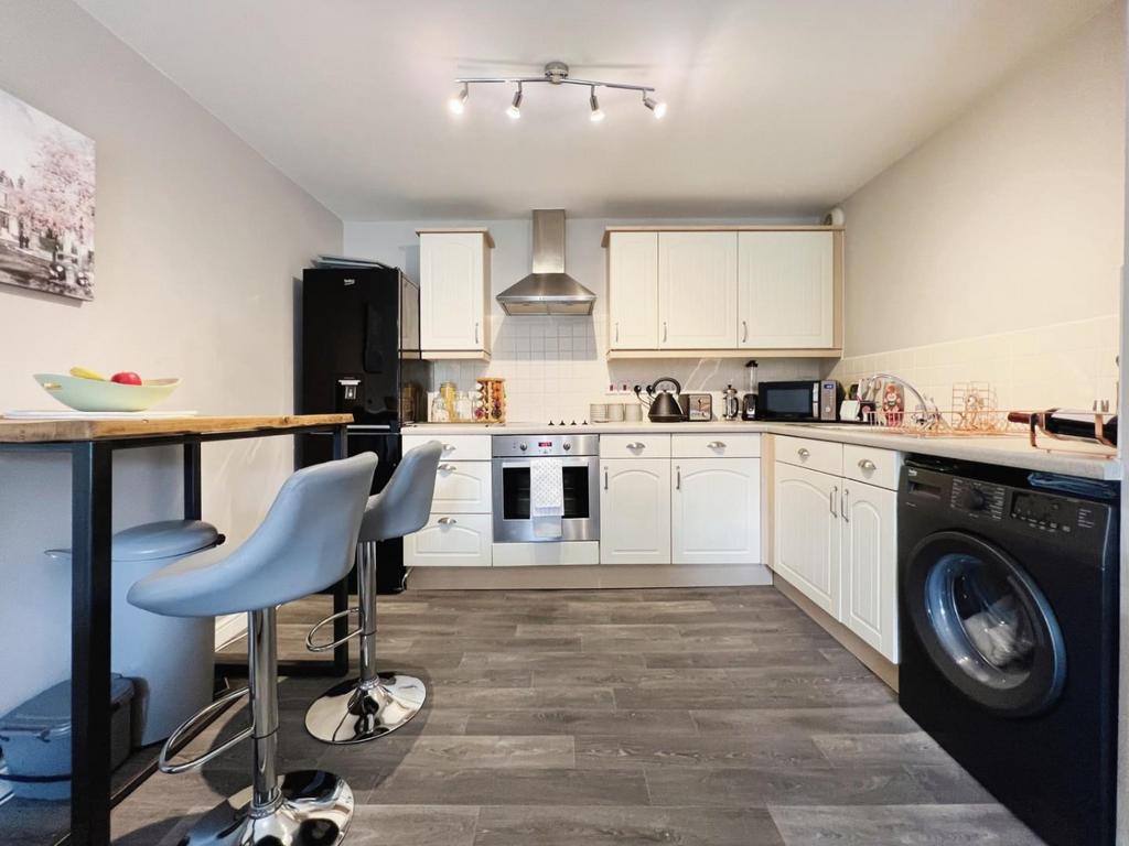 Redfield Croft, Leigh 2 bed apartment £800 pcm (£185 pw)