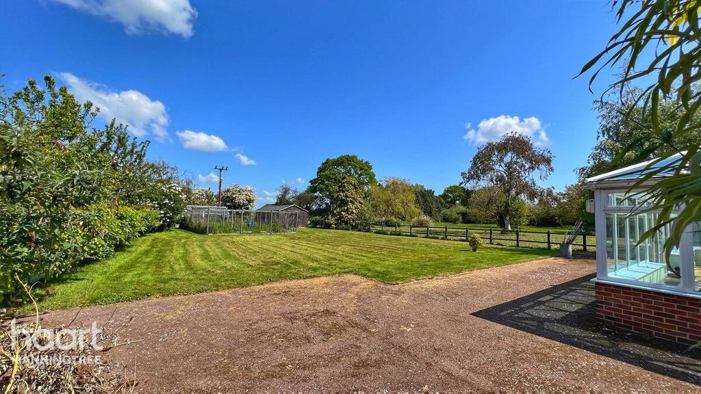 Heath Road, Bradfield, Manningtree, Essex 3 bed detached bungalow for