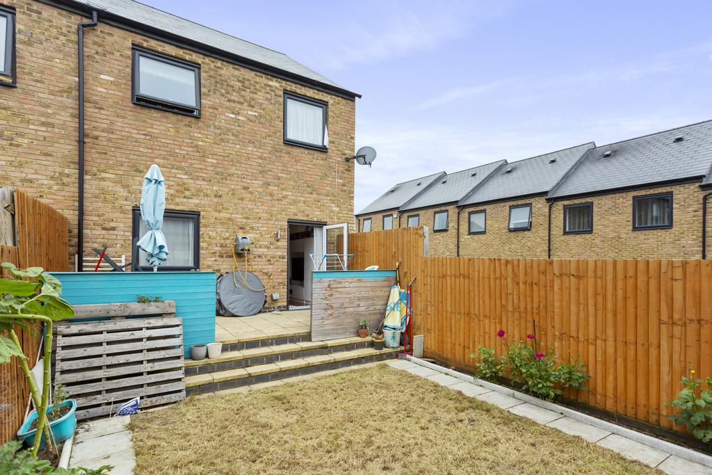 Sherbourne Close, Dartford DA1 3 bed terraced house £1,900 pcm (£438 pw)