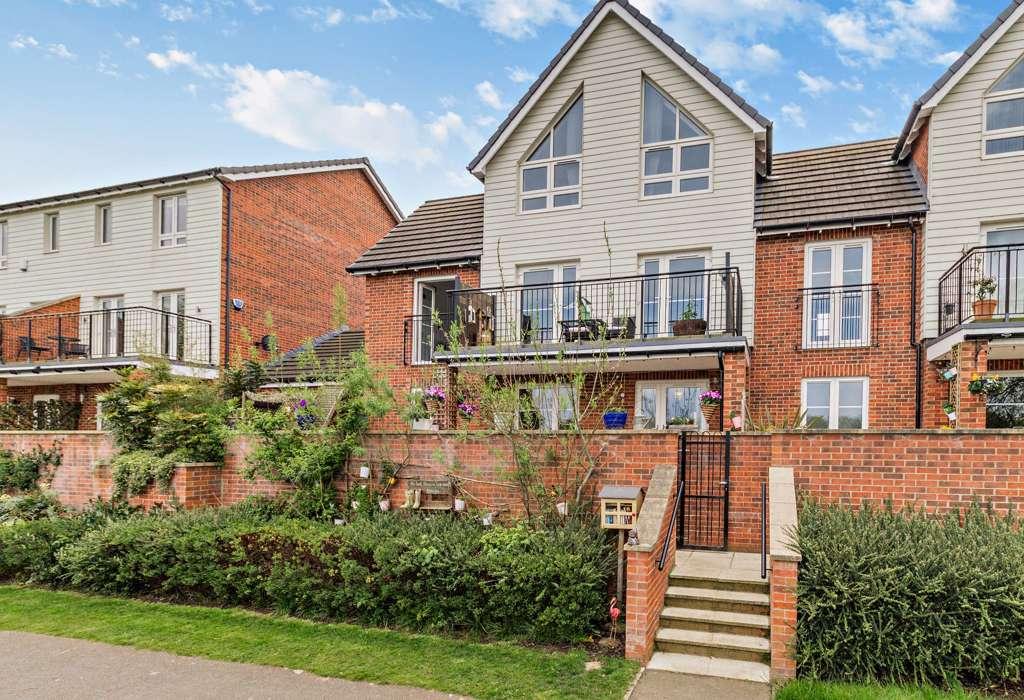 Riverside Way, Castleford, West Yorkshire 4 bed link detached house for