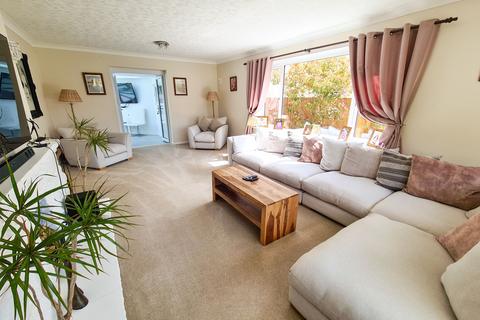 32 The Avenue, Wraysbury, Staines, TW19 5HA