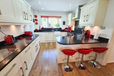 32 The Avenue, Wraysbury, Staines, TW19 5HA
