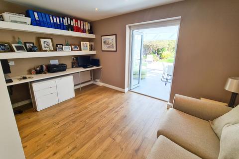 32 The Avenue, Wraysbury, Staines, TW19 5HA