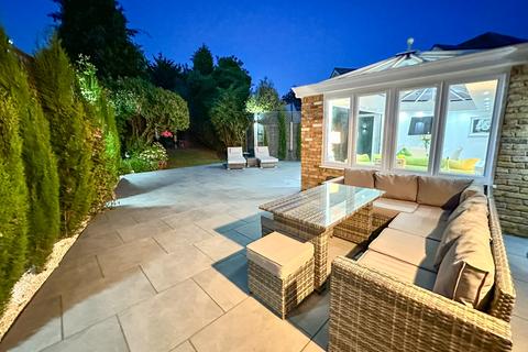 32 The Avenue, Wraysbury, Staines, TW19 5HA