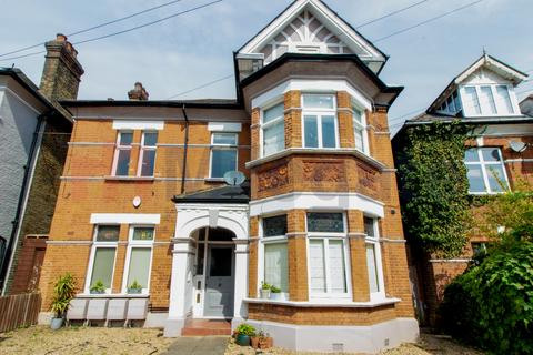 3 bedroom flat to rent, Culverden Road, London SW12