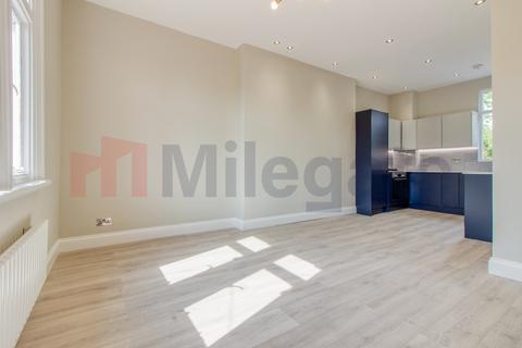 3 bedroom flat to rent, Culverden Road, London SW12