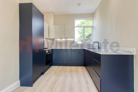3 bedroom flat to rent, Culverden Road, London SW12