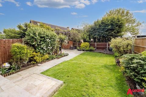 3 bedroom semi-detached house for sale - Wych Elm Close, Hornchurch