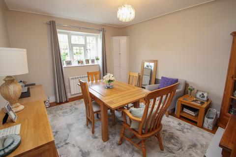 18 Greenways, Esher, KT10 0QD