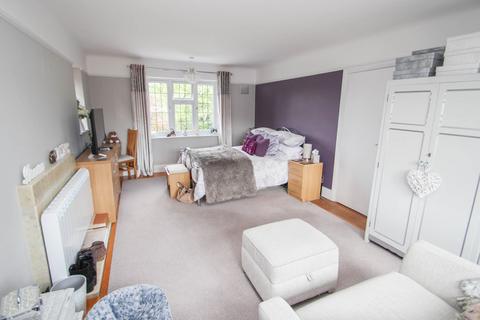 18 Greenways, Esher, KT10 0QD