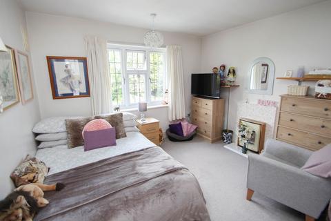 18 Greenways, Esher, KT10 0QD
