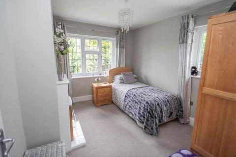 18 Greenways, Esher, KT10 0QD