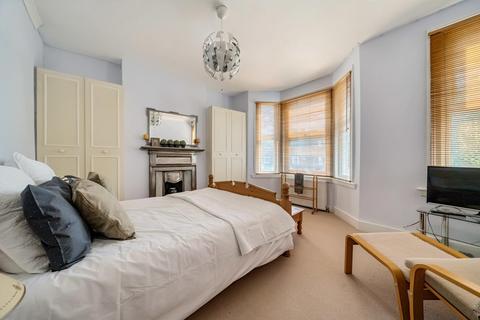 5 Leythe Road, London, W3 8AW
