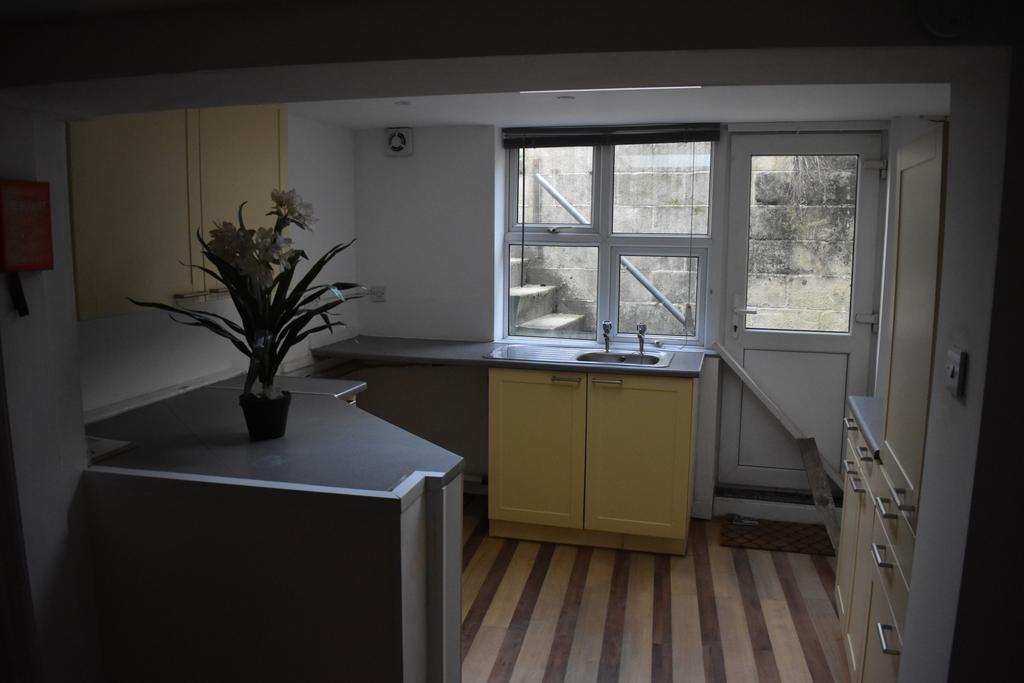 Dane Hill Row, Margate, CT9 2 bed flat £850 pcm (£196 pw)