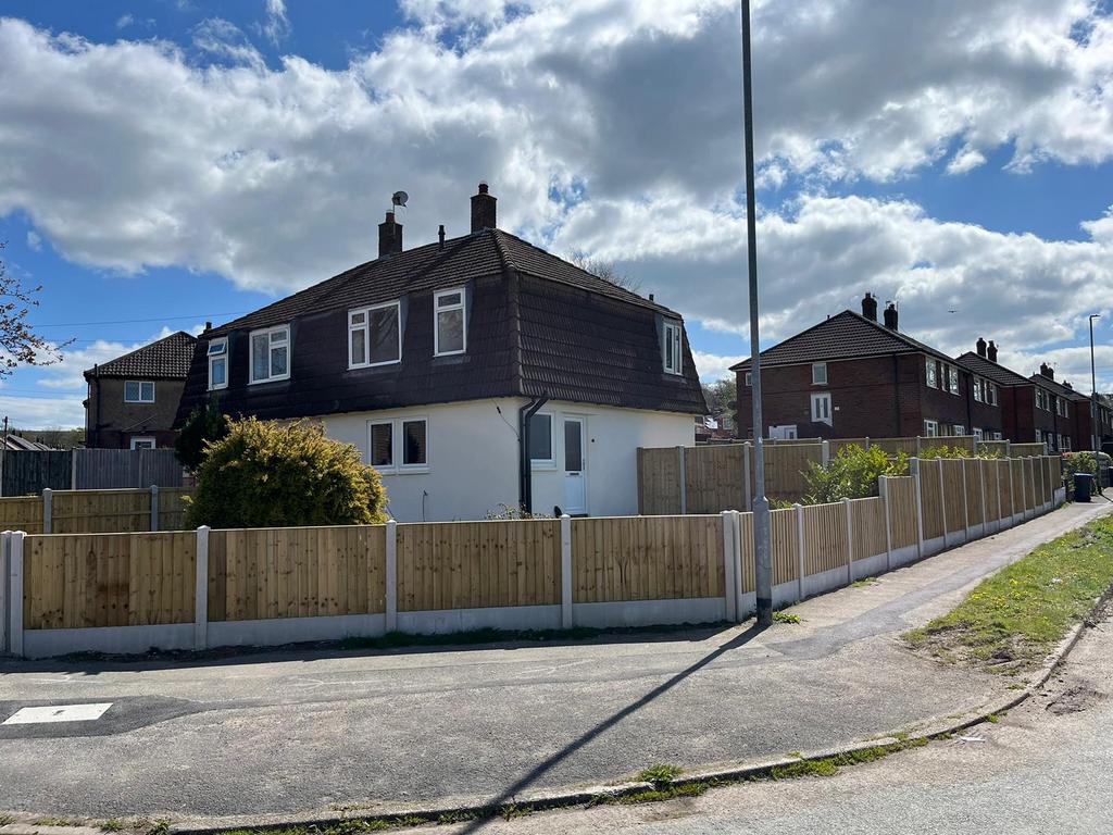Haregate Road, Leek, Staffordshire, ST13 3 bed terraced house £850