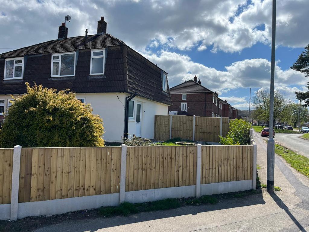 Haregate Road, Leek, Staffordshire, ST13 3 bed terraced house £850