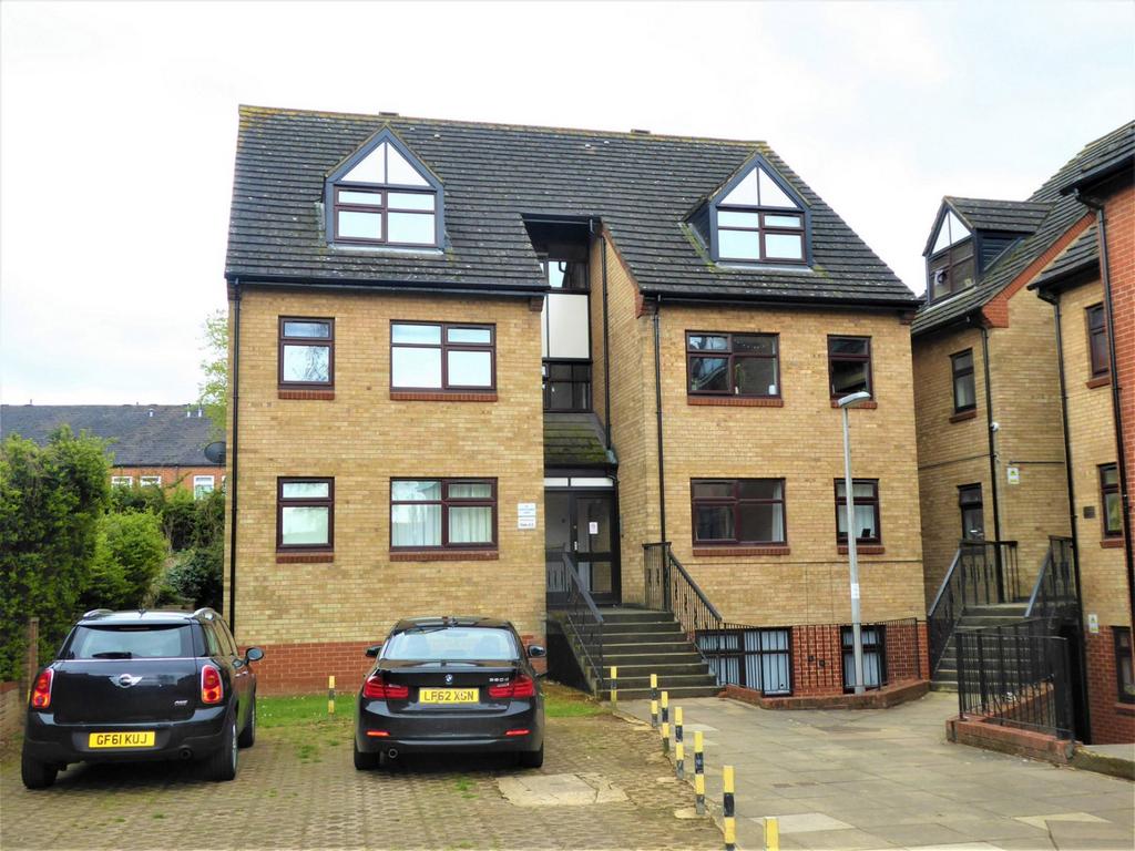 Northumberland Court, Banbury 2 bed flat £159,950