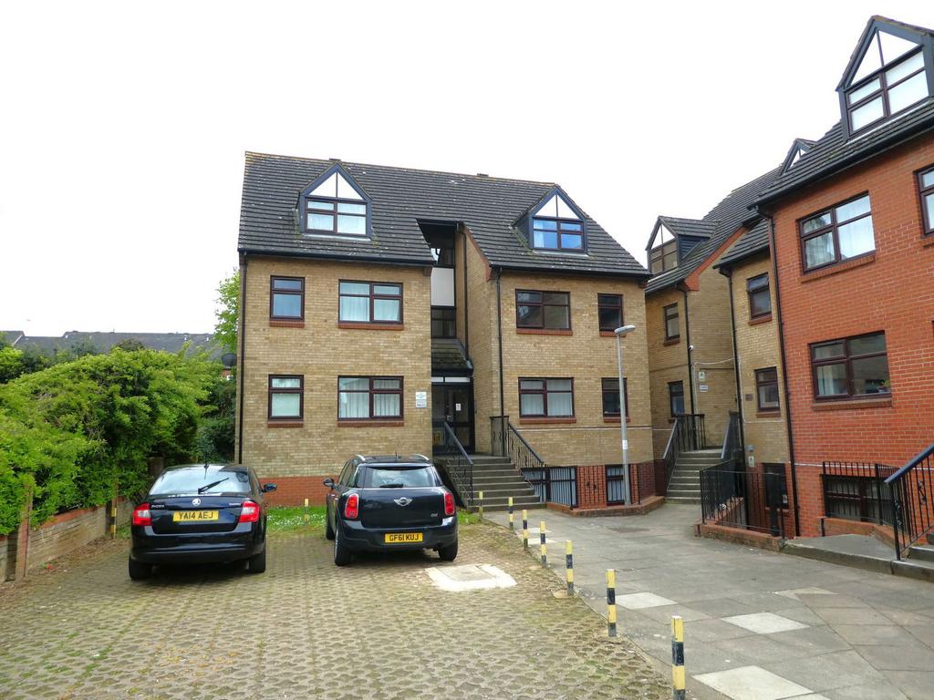Northumberland Court, Banbury 2 bed flat - £155,000