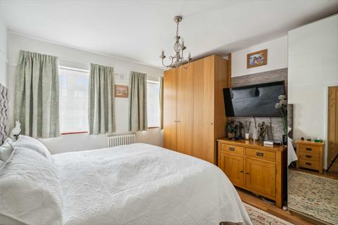 43 Highwood Avenue, Bushey, WD23 2AL