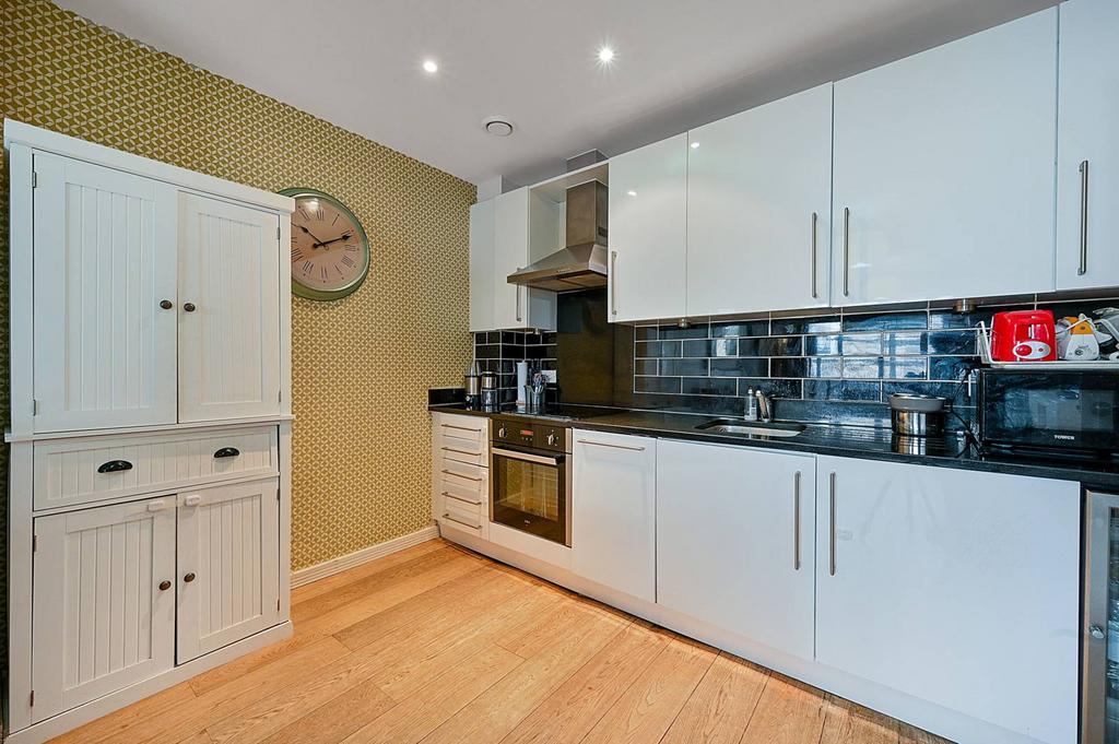 Drayton Green Road, Ealing, London, W13 2 bed flat £487,500
