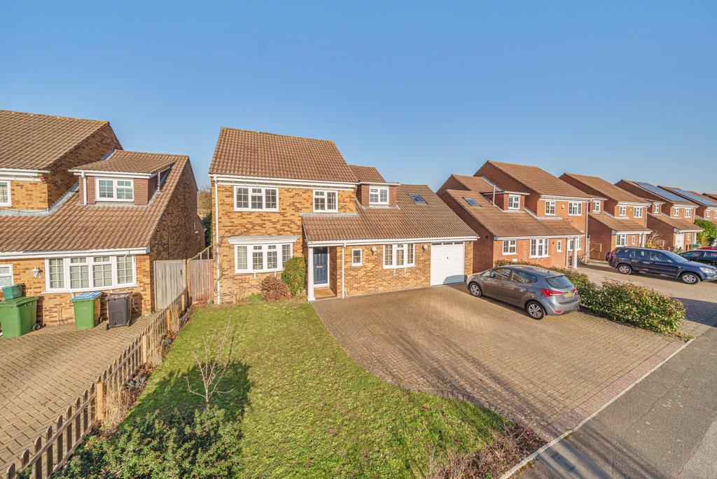 Severn Drive, WaltonOnThames, KT12 4 bed detached house £950,000
