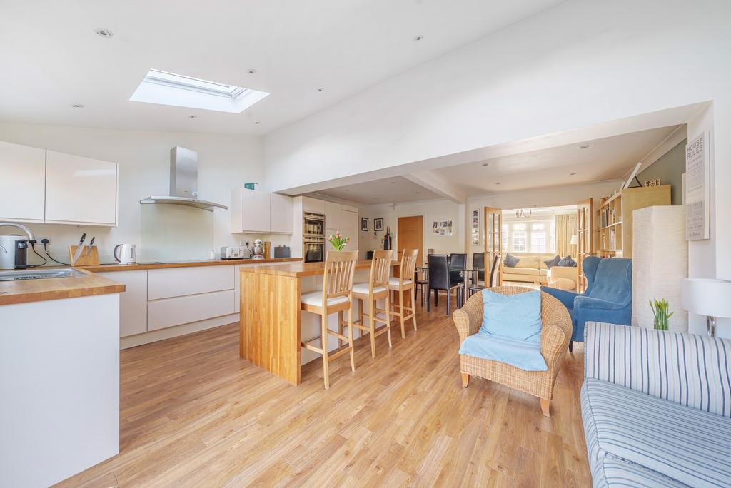 Severn Drive, WaltonOnThames, KT12 4 bed detached house £950,000
