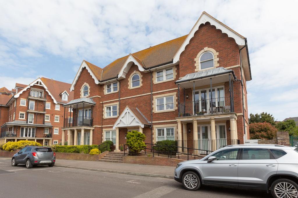 St. Mildreds Road, WestgateOnSea, CT8 3 bed penthouse for sale £250,000