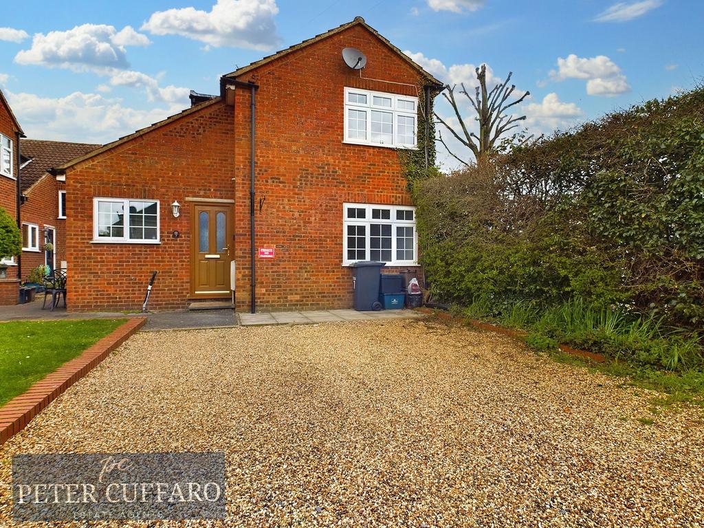 Hoddesdon, Hoddesdon EN11 2 bed detached house for sale £385,000