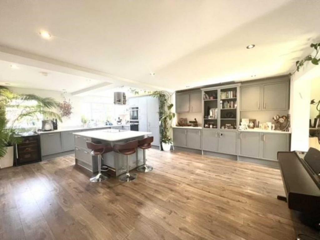 Chandos Road, Borehamwood 4 bed semidetached house £3,150 pcm (£727 pw)